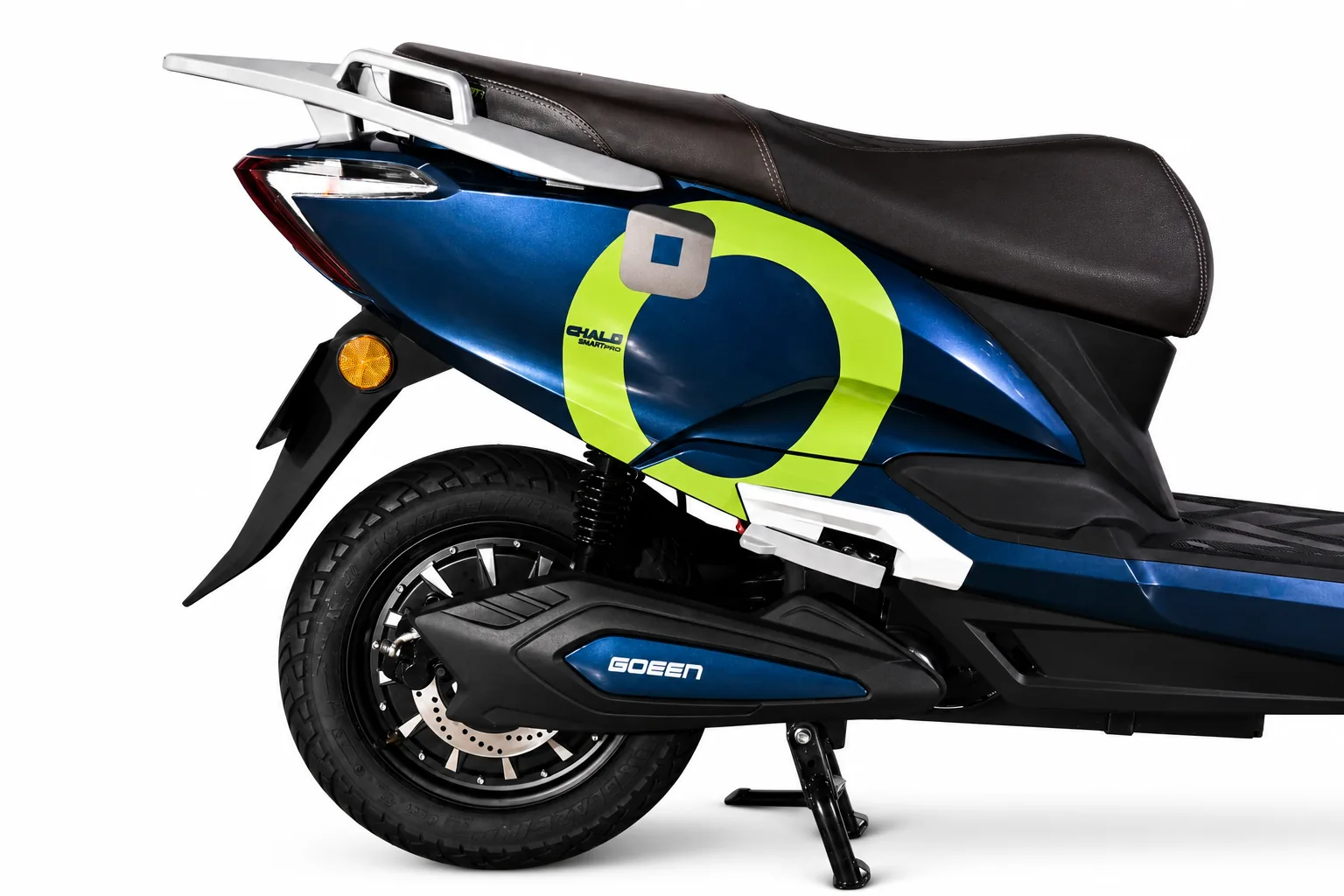 The CHALO SMART PRO's long seat and spacious floorboard.