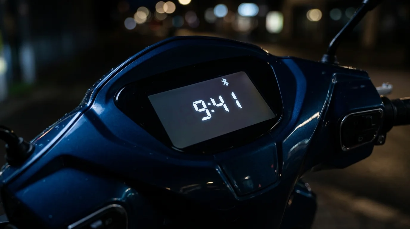 Instrument cluster of the CHALO SMART PRO showing the time.
